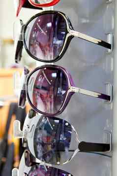 太阳镜太阳眼镜堆放行商店显示