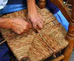 埃尼亚传统的西班牙里德椅子手工艺男人。手工作