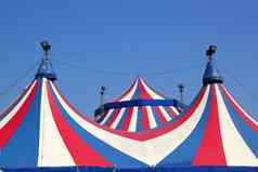 马戏团帐篷蓝色的天空色彩斑斓的条纹