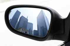 后视镜车开车镜子视图城市市中心