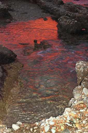 深红色的日落水反射水坑