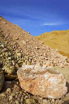沙子采石场成堆多种多样的金沙颜色