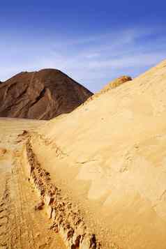 沙子采石场成堆多种多样的金沙颜色