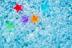 圣诞节色彩斑斓的玻璃星星冷蓝色的冰