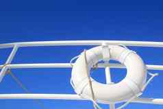 船浮标白色挂栏杆夏天蓝色的天空
