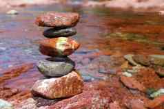 滚动石头堆放红色的rodeno石灰石河