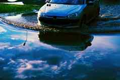 车迫使洪水水域