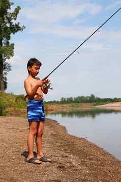 男孩钓鱼旋转