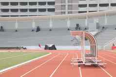 教练储备长椅足球体育场一边视图