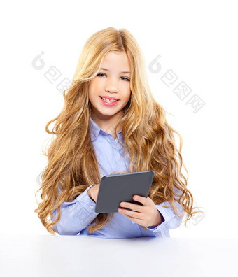 金发碧眼的学生孩子电子书平板电脑肖像桌子上