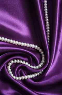 白色珍珠淡紫色丝绸