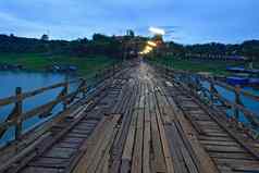 最长的木桥sangkraburi北西泰国黄昏