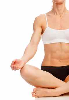 肌肉发达的女人瑜伽锻炼孤立的白色背景
