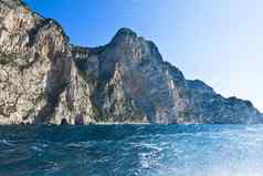 崎岖的悬崖下降Mediterannean海喷雾卡普里意大利