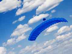 蓝色的多云的天空飙升的降落伞
