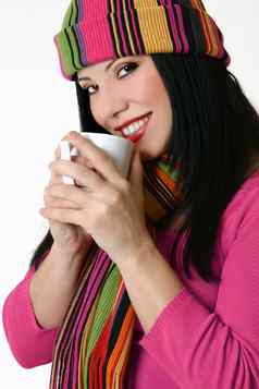 冬天风格美丽的女人持有咖啡杯子