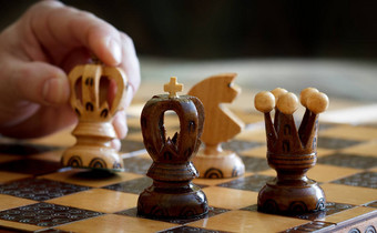 国际象棋玩焦点黑色的王前面