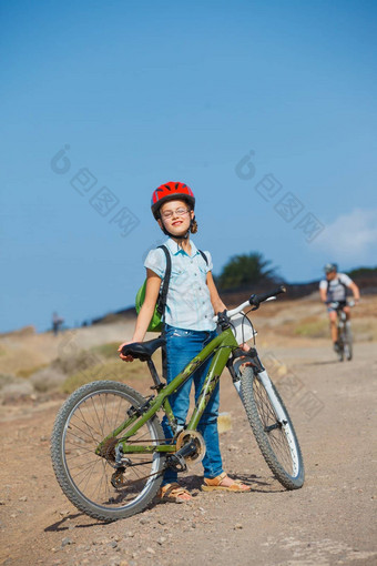 少年女孩自行车视图