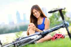 膝盖疼痛自行车受伤女人
