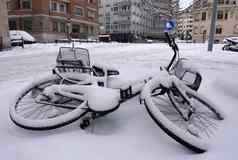 下降自行车覆盖雪