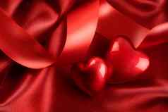 红色的心丝带缎