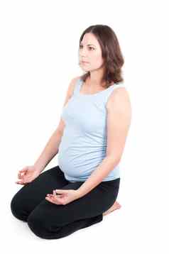 肖像漂亮的怀孕了女人练习瑜伽
