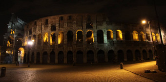 回来罗马圆形大剧场晚上