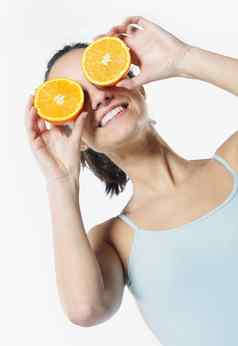 有趣的女孩肖像持有橙子眼睛饮食概念