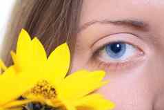 女眼睛黄色的花