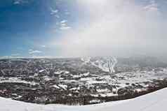 全景冬天山山坡上滑雪路线暴风雪