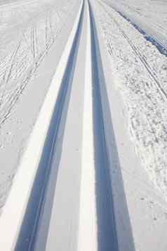 交叉国家滑雪跟踪冬天