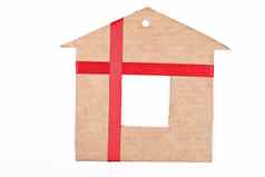 纸板房子红色的丝带
