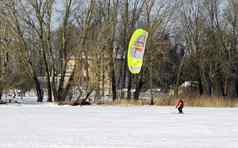 男人。kiteboarding冻湖冬天活跃的