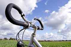 自行车手把多云的天空燃料需要