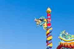 龙雕像蓝色的天空中国人寺庙