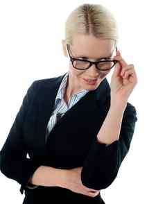 企业女人采取更紧密的眼镜