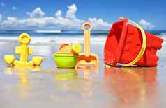 特写镜头孩子们的海滩玩具海滩焦点浇水