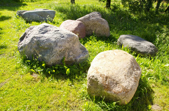 大石头花园翠绿的草地农村风景