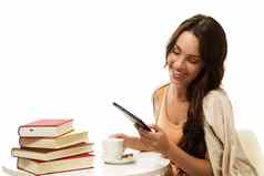 快乐年轻的女人阅读电子书书
