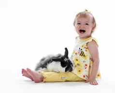 兔子兔子女孩腿上