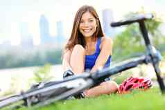 女人骑自行车路自行车