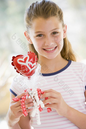 年轻的女孩情人节一天持有爱<strong>主题气球</strong>微笑