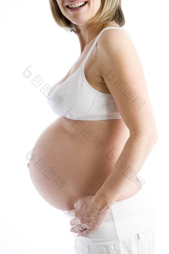 怀孕了女人暴露肚子微笑