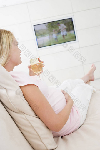 怀孕了女人看<strong>电视玻璃</strong>白色酒