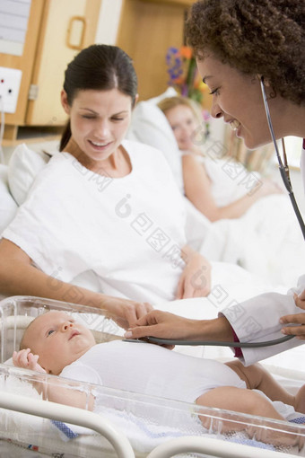 <strong>医生</strong>检查婴儿的心跳妈妈。看