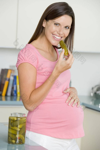 怀孕了女人厨房吃<strong>泡菜</strong>微笑
