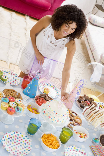 女人聚会，派对把蜡烛蛋糕食物表格微笑