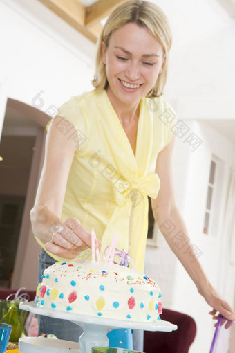 女人把蜡烛蛋糕微笑