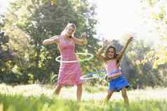 女人年轻的女孩在户外草裙舞篮球微笑