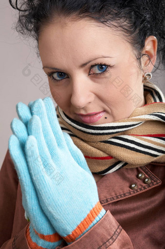 不错的女孩蓝色的手套